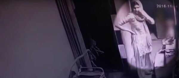 Mother brutally thrashes toddler Mother brutally thrashes toddler - Sputnik International