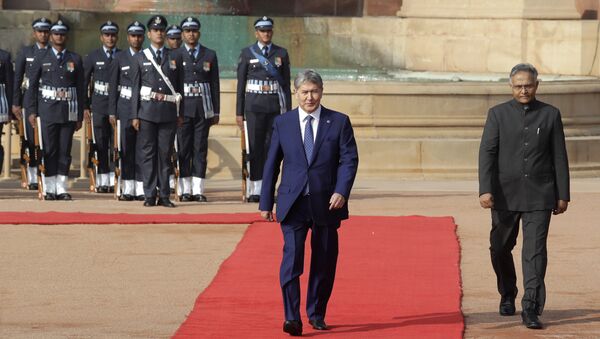 Kyrgyzstan President Almazbek Atambayev, returns after inspecting a joint services guard of honor during his ceremonial reception at the presidential palace, in New Delhi, India, Tuesday, Dec. 20, 2016 - Sputnik International