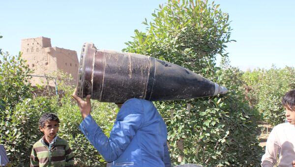 A man carries a part of a missile he says was dropped during a Saudi-led air strike near the northwestern city of Saada, Yemen December 7, 2016.  - Sputnik International