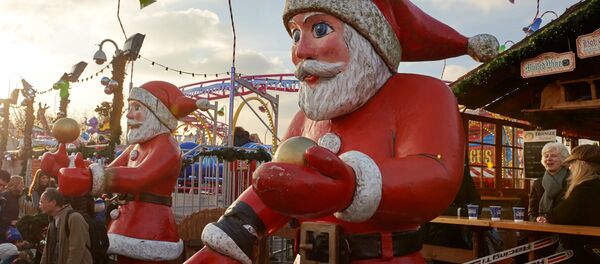 People visit the Winter Wonderland experience in London's Hyde Park in central London on November 26, 2016. - Sputnik International