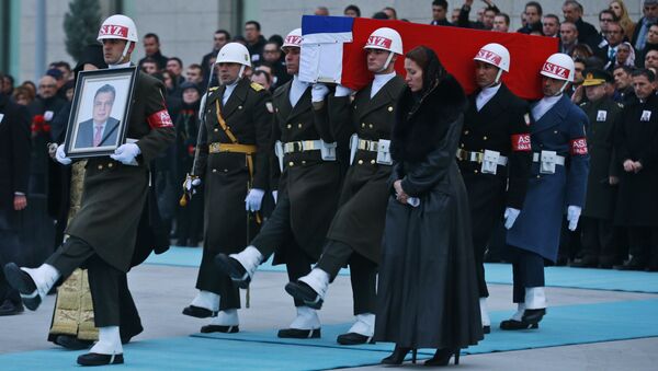 Members of a Turkish forces honour guard carry the Russian flag-draped coffin of Russian Ambassador to Turkey Andrei Karlov who was assassinated Monday, as an officer, left, holds his picture during a ceremony at the airport in Ankara, Turkey, Tuesday, Dec, 20, 2016 - Sputnik International
