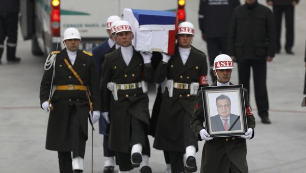 Flag-wrapped coffin of late Russian Ambassador to Turkey Andrei Karlov is carried to a plane during a ceremony at Esenboga airport in Ankara, Turkey, December 20, 2016 - Sputnik International