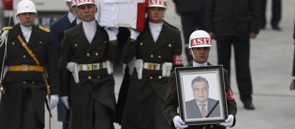 Flag-wrapped coffin of late Russian Ambassador to Turkey Andrei Karlov is carried to a plane during a ceremony at Esenboga airport in Ankara, Turkey, December 20, 2016 - Sputnik International