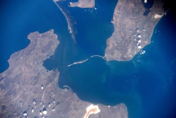 A satellite image of the construction site of the bridge across the Kerch Strait - Sputnik International
