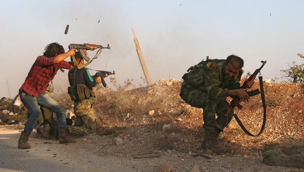 Fighters from the Free Syrian Army take part in a battle against the Islamic State (IS) group jihadists in the northern Syrian village of Yahmoul in the Marj Dabiq area north of the embattled city of Aleppo on October 10, 2016 - Sputnik International