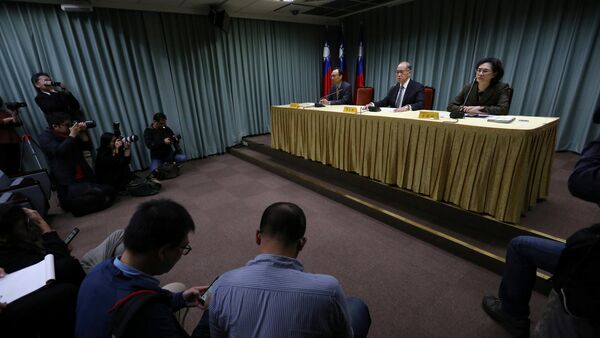 Taiwanese Minister of Foreign Affairs David Lee (C) speaks at a news conference after Sao Tome ended ties with Taiwan, in Taipei December 21, 2016 - Sputnik International
