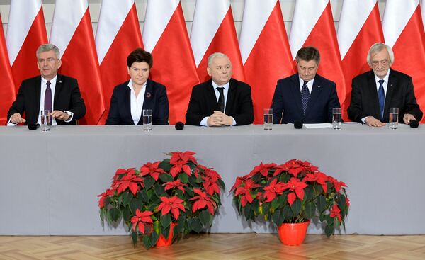 (L-R) The speaker of the Polish Senate Stanislaw Karczewski, Polish Prime Minister Beata Szydlo, the leader of the PiS (Law and Justice) party Jaroslaw Kaczynski, the speaker of the parliament Marek Kuchcinski and the deputy speaker of the parliament Ryszard Terlecki attend a press conference on December 21, 2016 in Warsaw. (L-R) The speaker of the Polish Senate Stanislaw Karczewski, Polish Prime Minister Beata Szydlo, the leader of the PiS (Law and Justice) party Jaroslaw Kaczynski, the speaker of the parliament Marek Kuchcinski and the deputy speaker of the parliament Ryszard Terlecki attend a press conference on December 21, 2016 in Warsaw. - Sputnik International