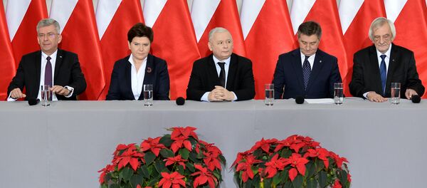 (L-R) The speaker of the Polish Senate Stanislaw Karczewski, Polish Prime Minister Beata Szydlo, the leader of the PiS (Law and Justice) party Jaroslaw Kaczynski, the speaker of the parliament Marek Kuchcinski and the deputy speaker of the parliament Ryszard Terlecki attend a press conference on December 21, 2016 in Warsaw - Sputnik International