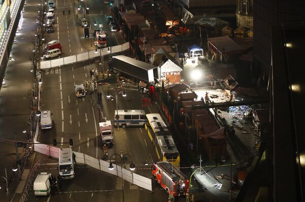 Authorites inspect a truck that had sped into a Christmas market in Berlin, on December 19, 2016 - Sputnik International