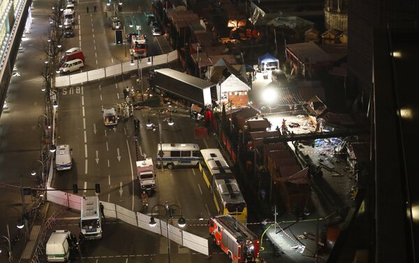 Authorites inspect a truck that had sped into a Christmas market in Berlin, on December 19, 2016 - Sputnik International