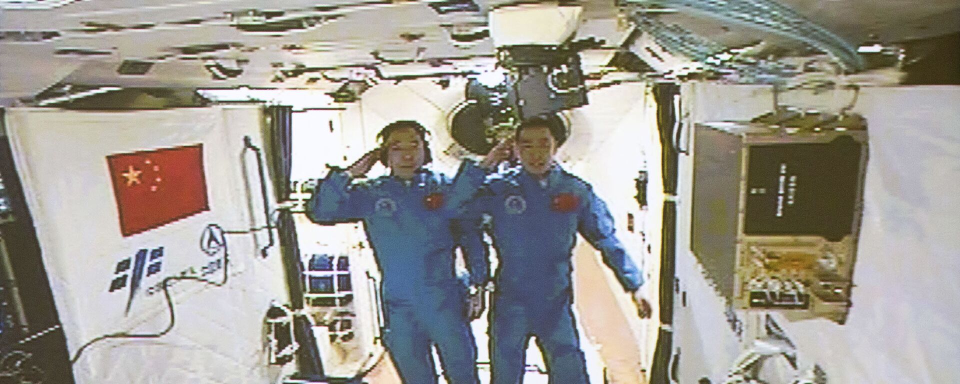 In this image taken off the screen at the Beijing Aerospace Control Center on Wednesday, Oct. 19, 2016 and released by Xinhua News Agency, two Chinese astronauts Jing Haipeng, left and Chen Dong salute in the space lab Tiangong 2 - Sputnik International, 1920, 28.11.2022