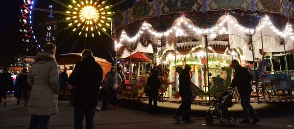 People visit the Christmas market at Berlin's Alexanderplatz with its big wheel, two days after an attack at the Christmas market near the Kaiser-Wilhelm-Gedaechtniskirche (Kaiser Wilhelm Memorial Church), in central Berlin, on December 21, 2016 - Sputnik International