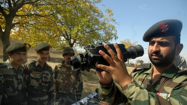 An Indian Army officer display night vision binoculars (File) - Sputnik International