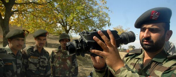An Indian Army officer display night vision binoculars (File) An Indian Army officer display night vision binoculars (File) - Sputnik International