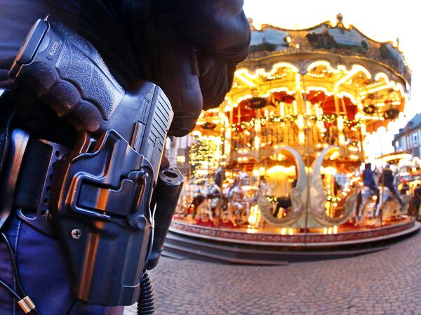 A German police officer stands next to a merry-go-round in the Christmas market in Frankfurt, Germany, Tuesday, Dec. 20, 2016 one day after a truck ran into a crowded Christmas market in Berlin killing several people - Sputnik International