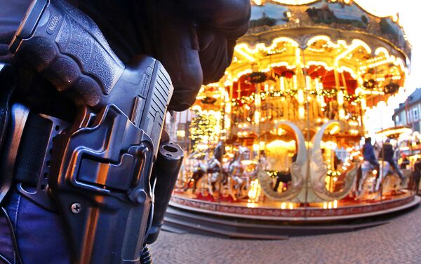 A German police officer stands next to a merry-go-round in the Christmas market in Frankfurt, Germany, Tuesday, Dec. 20, 2016 one day after a truck ran into a crowded Christmas market in Berlin killing several people - Sputnik International
