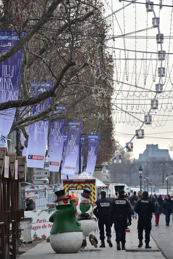 French police officers secure a Christmas market on the Champs Elysees avenue in Paris - Sputnik International