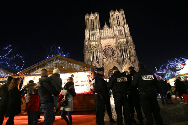 French police officers patrol at the Christmas market next to the Cathedral of Notre-Dame de Reims, in Reims - Sputnik International