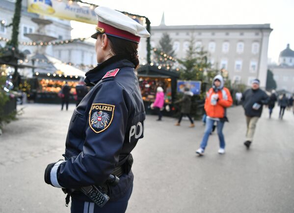 A policewoman patrols over a Christmas market in Salzburg on December 20, 2016, as security measures are taken after a deadly rampage by a lorry driver at a Berlin Christmas market - Sputnik International