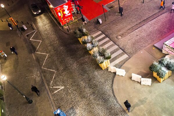 An aerial picture taken from the big wheel shows concrete blocks placed on the road near the winter wonders Christmas market, in Brussels - Sputnik International