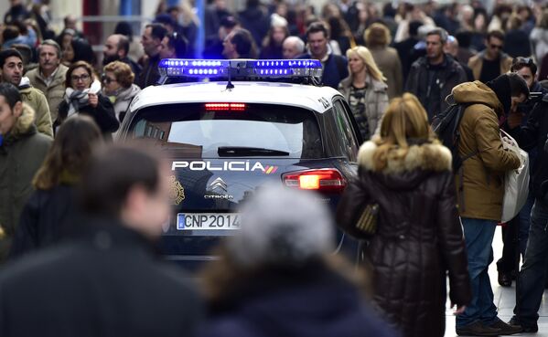 A police car patrols in a pedestrian shopping street in the centre of Madrid - Sputnik International