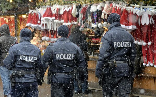 Policemen patrol over the Wiener Christkindlmarkt Christmas market in Vienna - Sputnik International