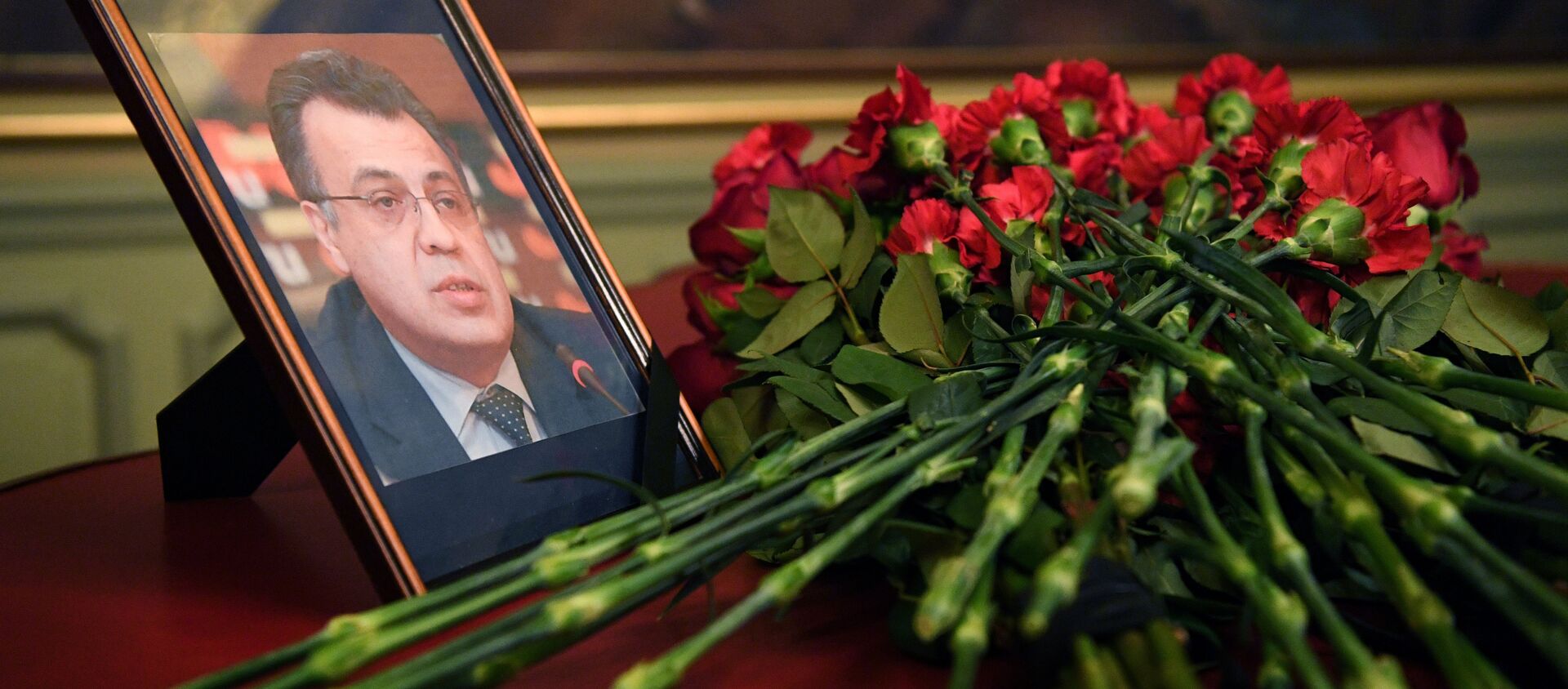 Flowers are placed in front of a portrait of Russian Ambassador to Turkey Andrei Karlov in the Foreign Ministry in Moscow a day after the assassination of the Russian ambassador in the Turkish capital - Sputnik International, 1920, 05.03.2020
