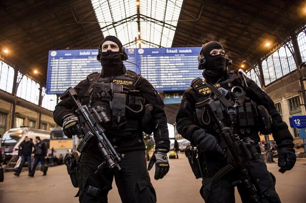Police officers of the Counter Terrorism Centre with sub-machine guns stand guard at Nyugati (Western) Railway Station in central Budapest, Hungary - Sputnik International