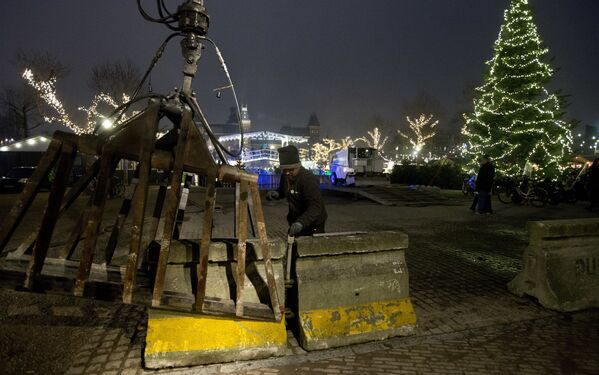 Concrete barriers are being moved to enlarge the security perimeter near the Christmas market in Amsterdam, Netherlands - Sputnik International