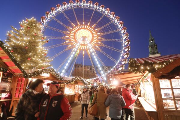 People walk over the Christmas market near the city hall in Berlin two days after a truck ran into a crowd, killing several people People walk over the Christmas market near the city hall in Berlin two days after a truck ran into a crowd, killing several people - Sputnik International