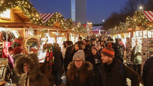 People walk over the Christmas market near the city hall in Berlin two days after a truck ran into the crowded Christmas market at the Breitscheidplatz in the city and killed several people - Sputnik International