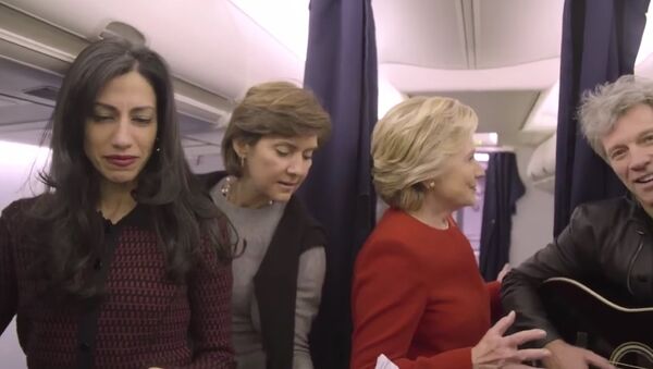 Hillary Clinton Mannequin Challenge - Hillary Clinton Election Day 2016 - Jon Bon Jovi Mannequin - Sputnik International