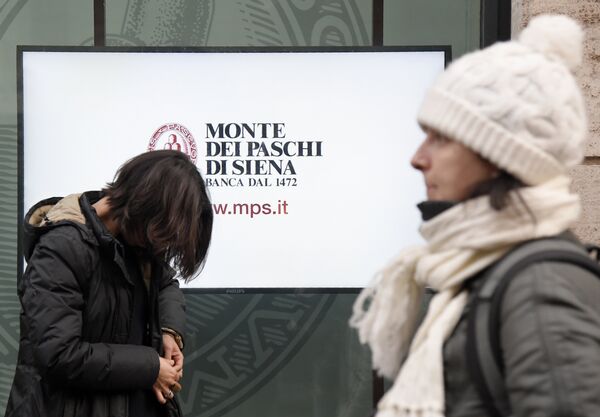 People walk past an office of Italian bank the Monte Dei Paschi di Siena on December 9, 2016 in Rome - Sputnik International