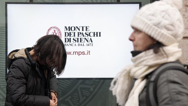 People walk past an office of Italian bank the Monte Dei Paschi di Siena on December 9, 2016 in Rome - Sputnik International
