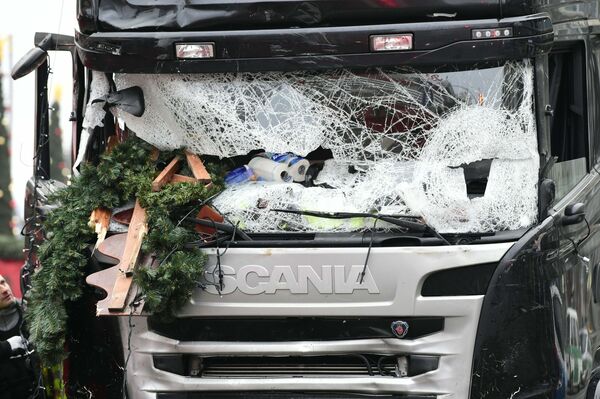 View of the truck that crashed the evening before into a christmas market at Gedдchtniskirche church on early December 20, 2016 in Berlin - Sputnik International