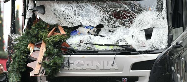 View of the truck that crashed the evening before into a christmas market at Gedдchtniskirche church on early December 20, 2016 in Berlin - Sputnik International