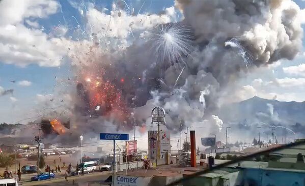 A massive explosion guts Mexico's biggest fireworks market in Tultepec - Sputnik International