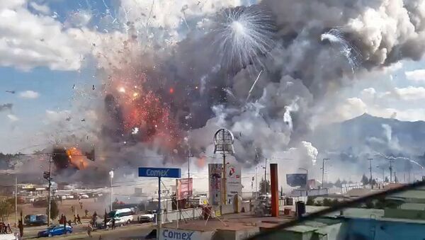 A massive explosion guts Mexico's biggest fireworks market in Tultepec - Sputnik International