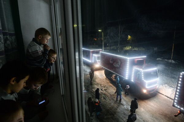 Children in the Raduga (Rainbow) children's home, located in the village of Bolotnaya in the Novgorod Region, wait for the performance of Coca-Cola's employees - Sputnik International