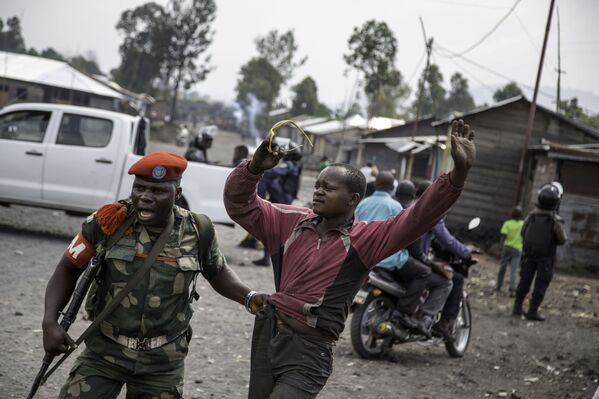 A man is arrested by a member of the military police after people attempted to block the road with rocks,  in the neighbourhood of Majengo in Goma, eastern Democratic Republic of the Congo - Sputnik International