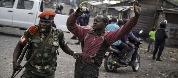 A man is arrested by a member of the military police after people attempted to block the road with rocks,  in the neighbourhood of Majengo in Goma, eastern Democratic Republic of the Congo - Sputnik International