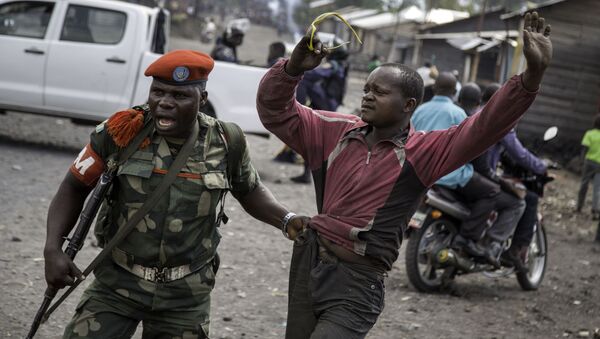A man is arrested by a member of the military police after people attempted to block the road with rocks,  in the neighbourhood of Majengo in Goma, eastern Democratic Republic of the Congo - Sputnik International