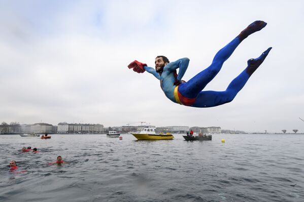 A swimmer disguised as Superman dives into the lake during the 78th Coupe de Noel (Christmas cup) swimming race in the Lake Geneva in Geneva - Sputnik International