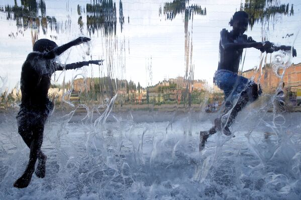 Children play with water in Madureira Park on the first day of summer in Rio de Janeiro, Brazil - Sputnik International