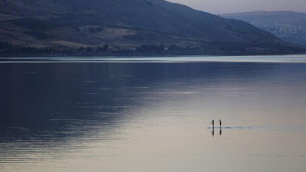 Серферы посреди Галилейского озера в Израиле - Sputnik International