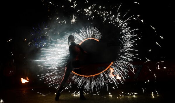 A fire show on Tverskoi Bulvar in Moscow as part of the Journey to Christmas festival - Sputnik International