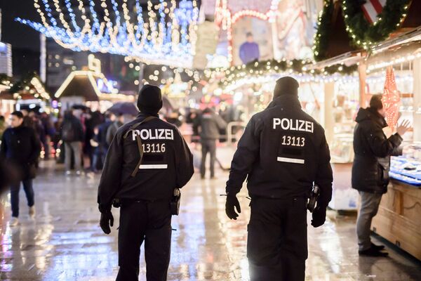 Police patrols at the reopened Christmas market near the Kaiser Wilhelm Memorial Church in Berlin on December 22, 2016 - Sputnik International