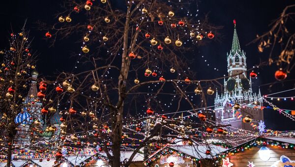 Festive illumination and the Spasskaya Tower of the Moscow Kremlin in Red Square - Sputnik International