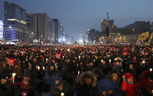 Protesters hold candles during a rally calling for South Korean President Park Geun-hye to step down in Seoul, South Korea - Sputnik International