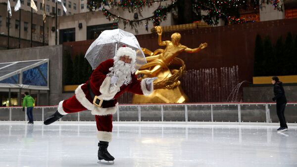A man dressed as Santa Claus ice skates at The Rink At Rockefeller Center on Christmas Eve in Manhattan, New York City, U.S - Sputnik International